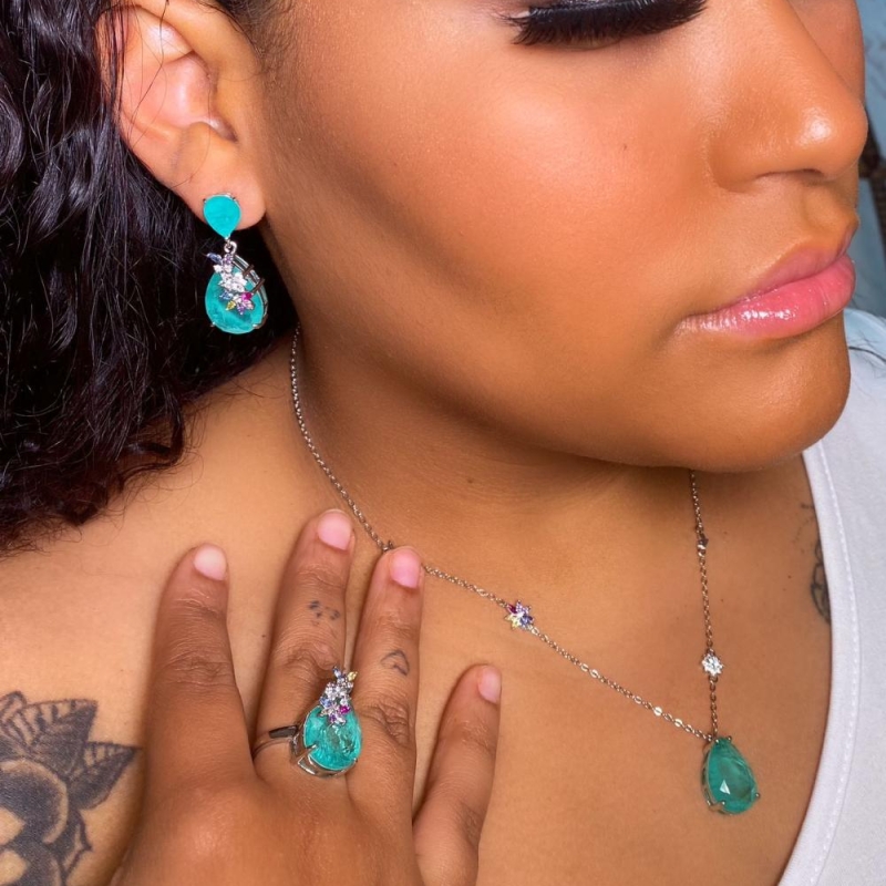 Conjunto em pedraria verde gota
