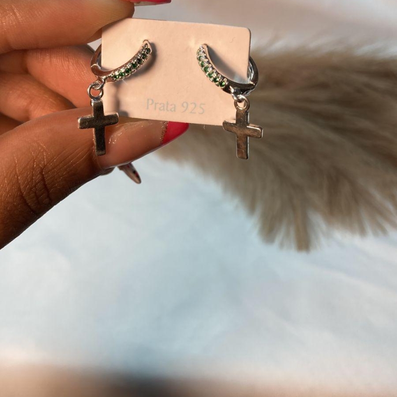 Argola cravejada cruz verde