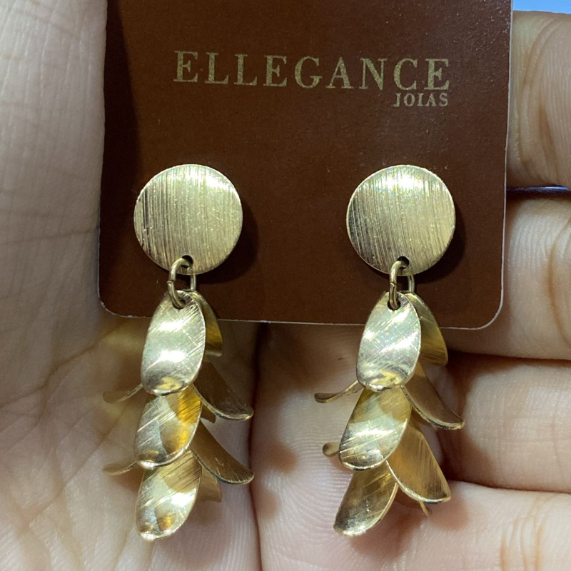 Brinco com pétalas dourado