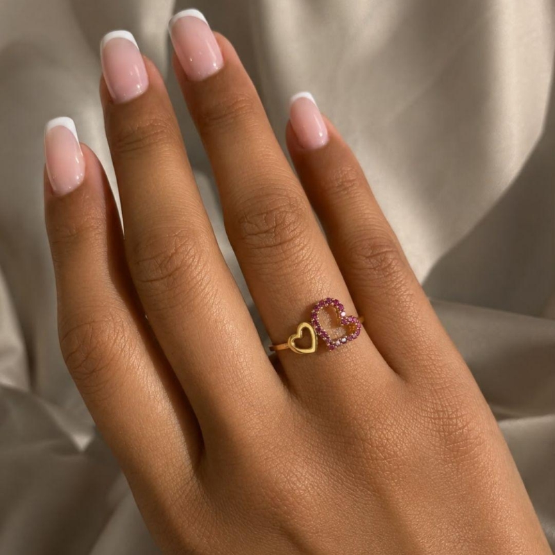 Anel Corações: um lado liso e o outro cravejado em rosa.