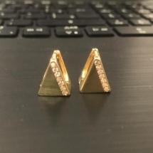 Argola triangular com 1 fileira de zirconias