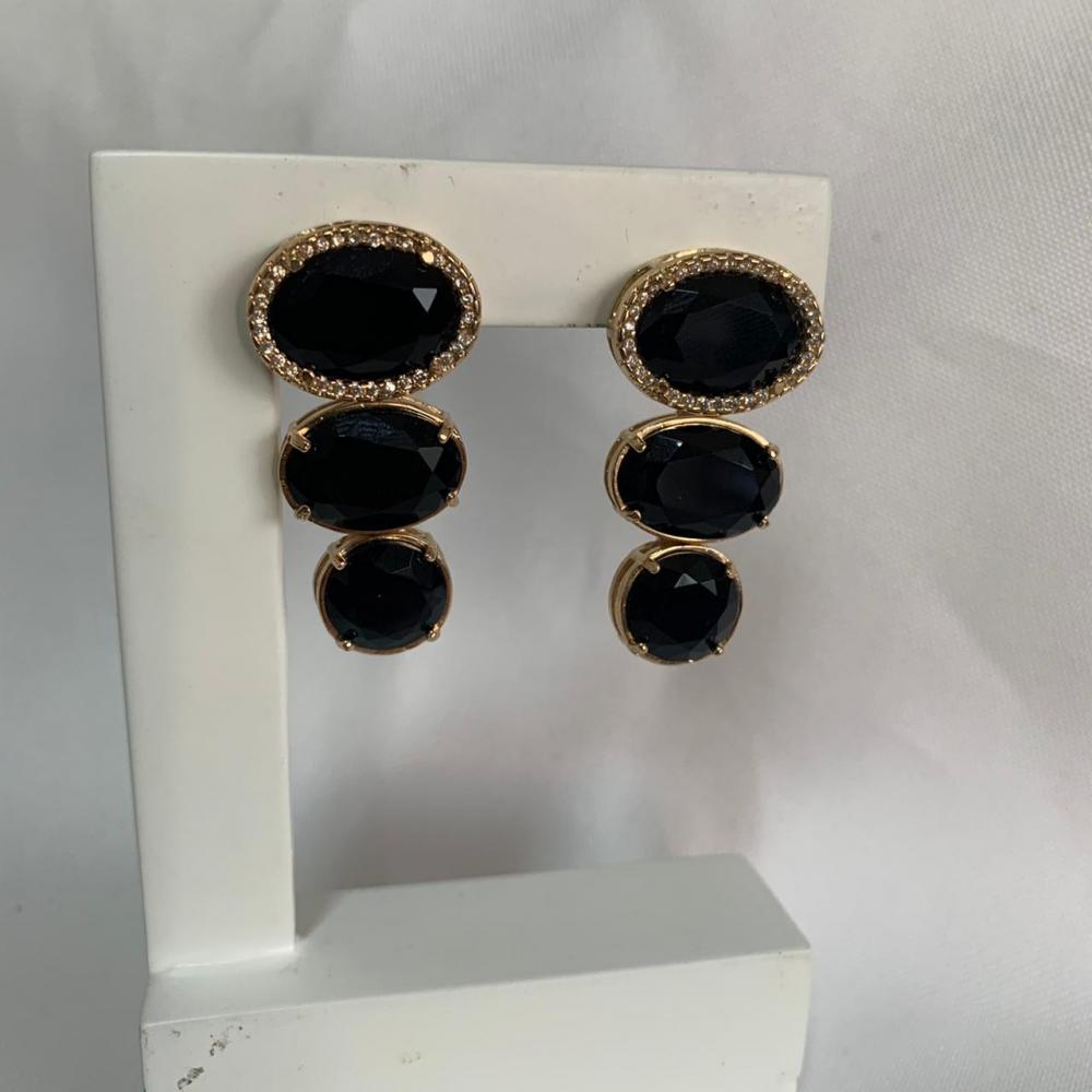 Brinco Cravejado 3 Pedras Preto