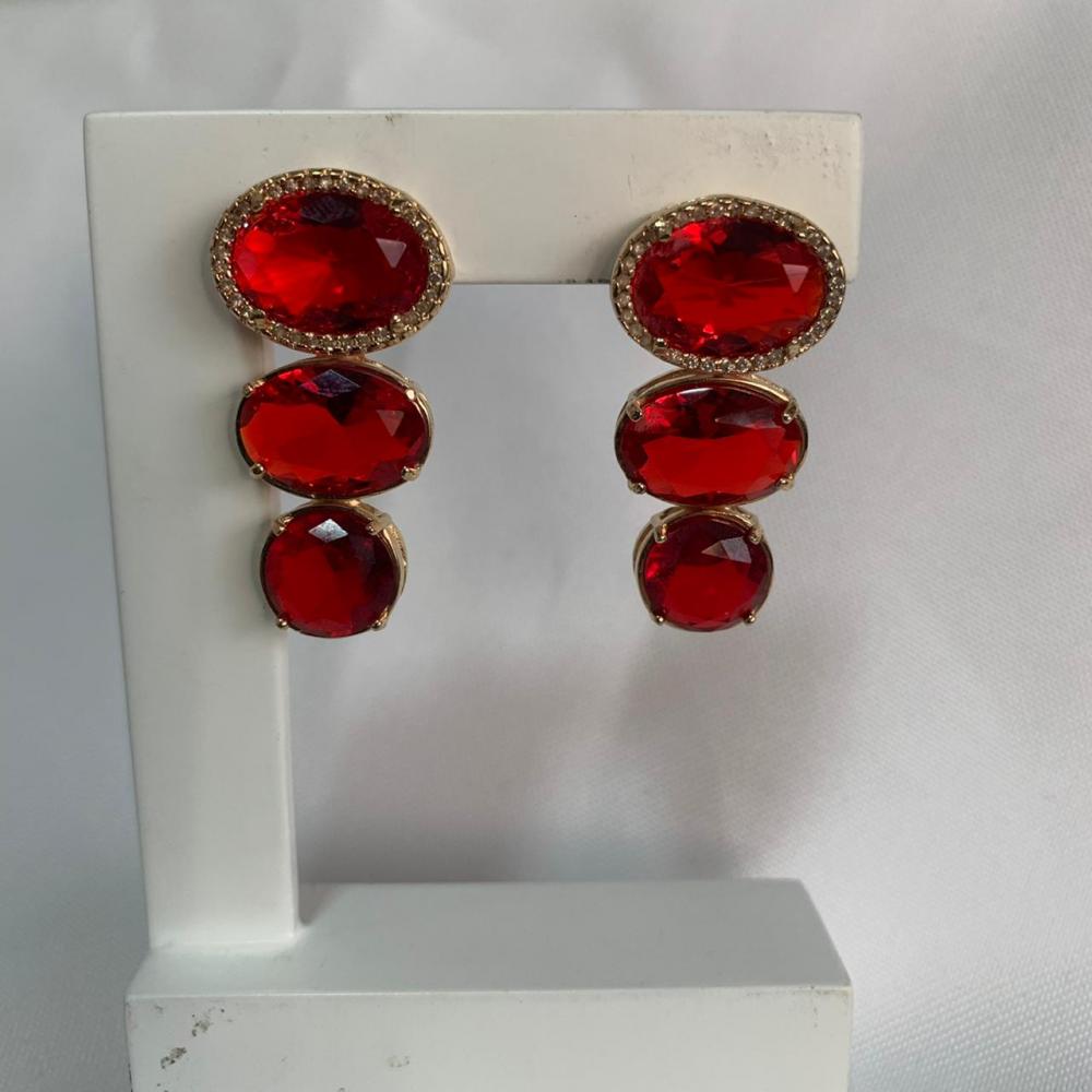 Brinco Cravejado 3 Pedras Vermelho