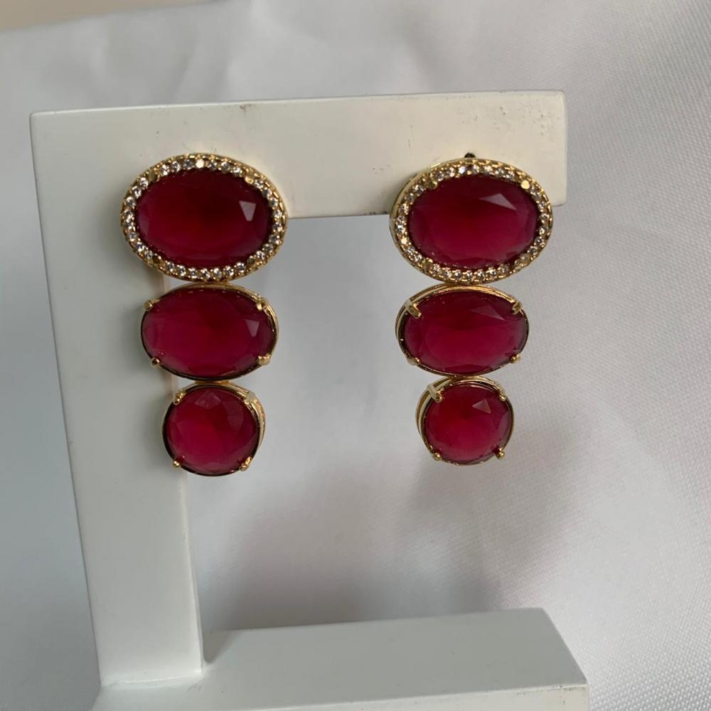 Brinco Cravejado 3 Pedras Vermelho Escuro