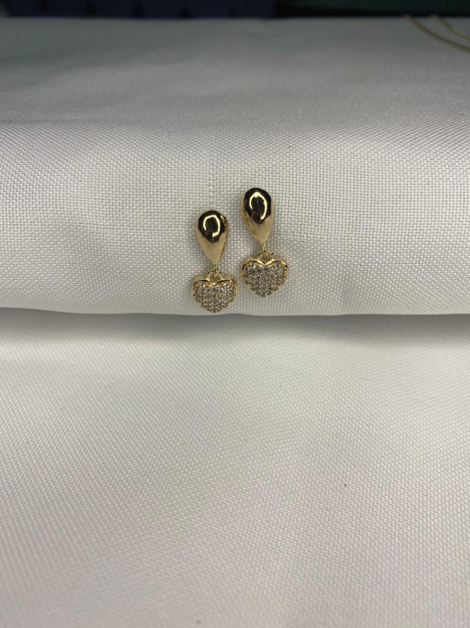 Brinco Gota Lisa com Pingente de Coração Cravejado