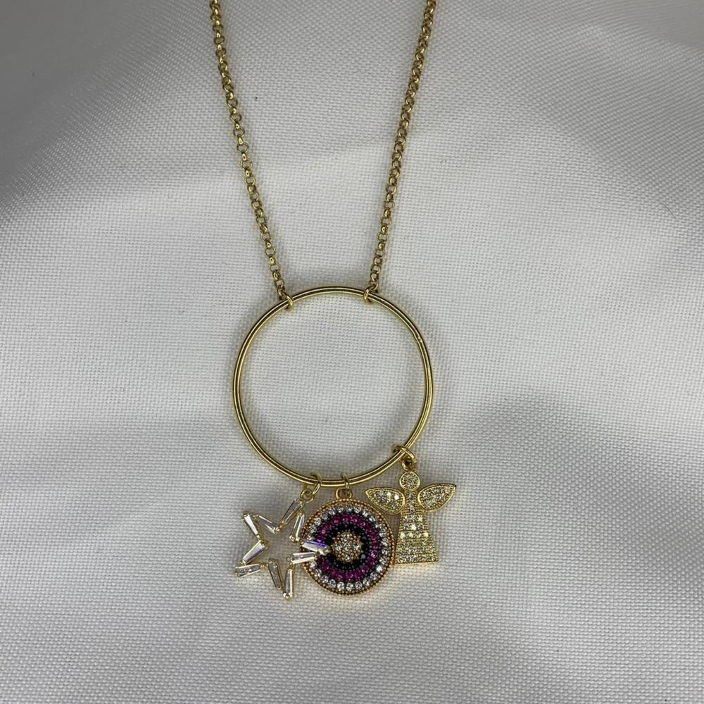 Colar Circulo com 3 Pingentes Anjo Cravejado, Estrela de Zircônia, Circulo Roxo Preto e Branco