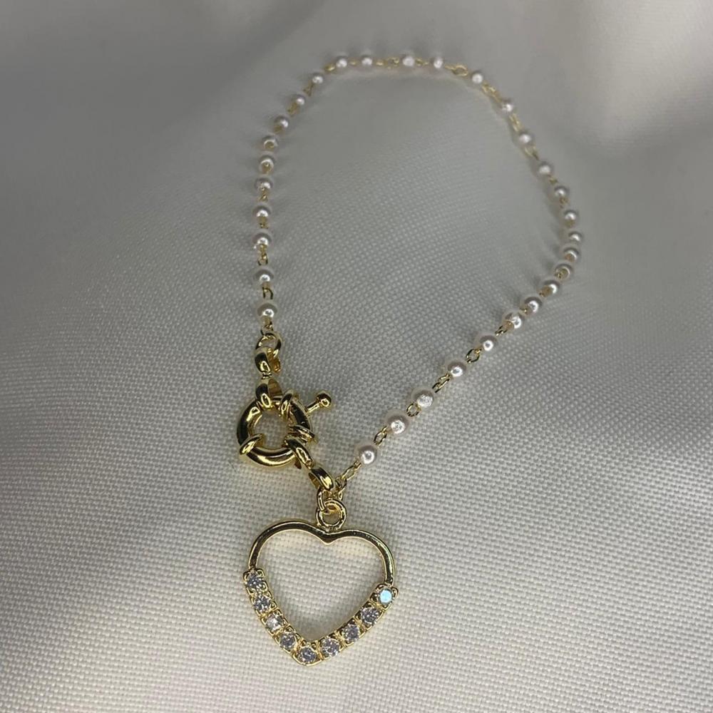 Pulseira Perolas Fecho Boia com Pingente de Coração Metade Cravejado