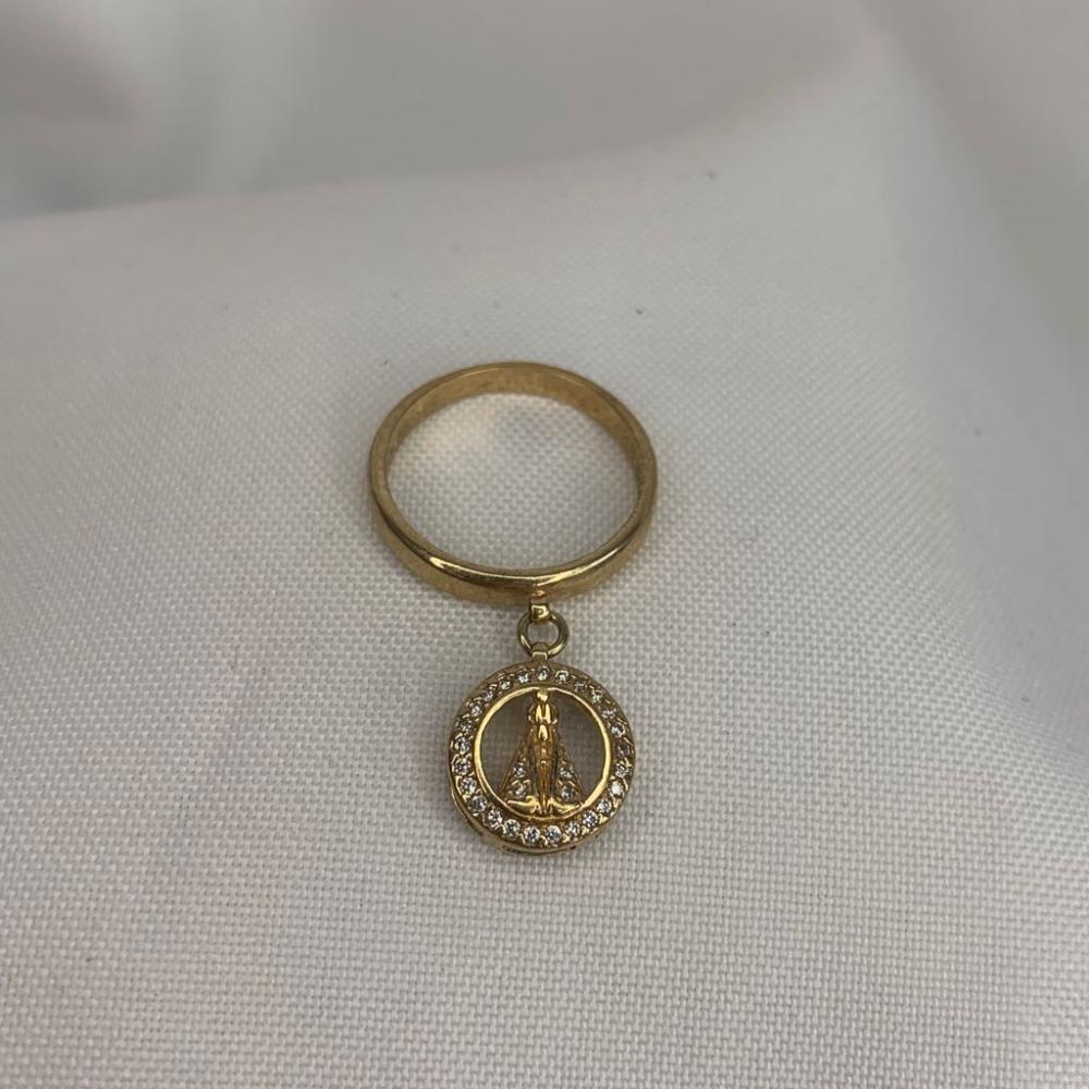 Anel Liso com Pingente Nossa Senhora Cravejado