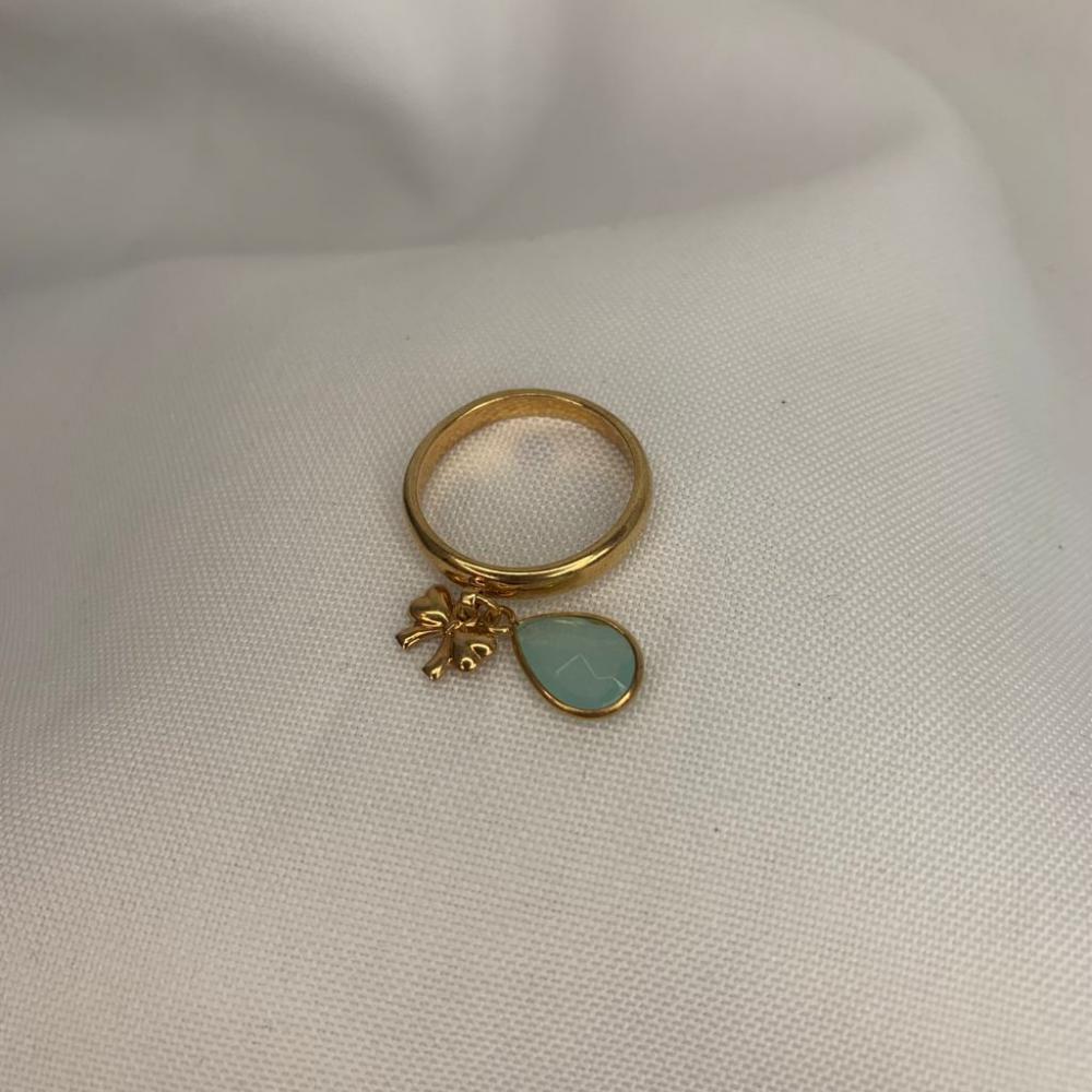 Anel Liso com Pingente Pedra de Zircônia Azul Claro Fosco com Laçinho