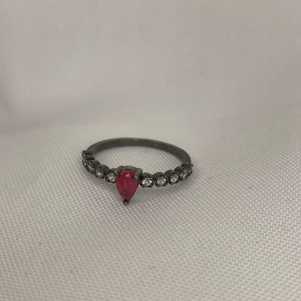 Anel Ródio Negro Com Pontos de Luz e Pedra vermelha 3 Garras