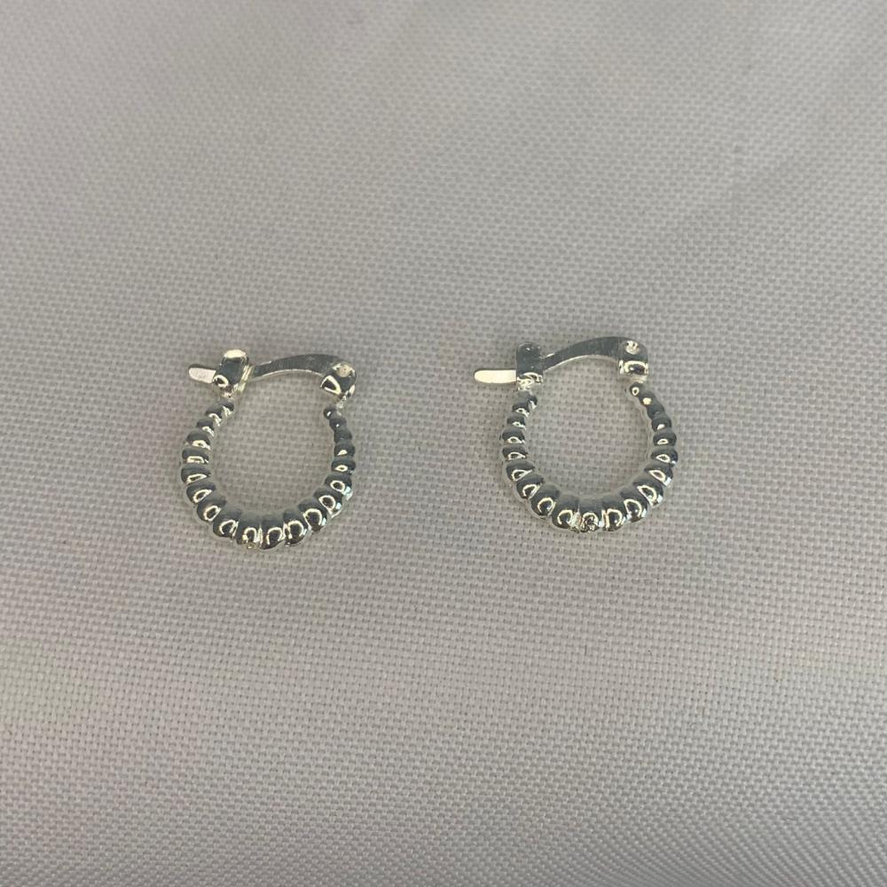 Brinco Argola Pequena com Bolinhas Click