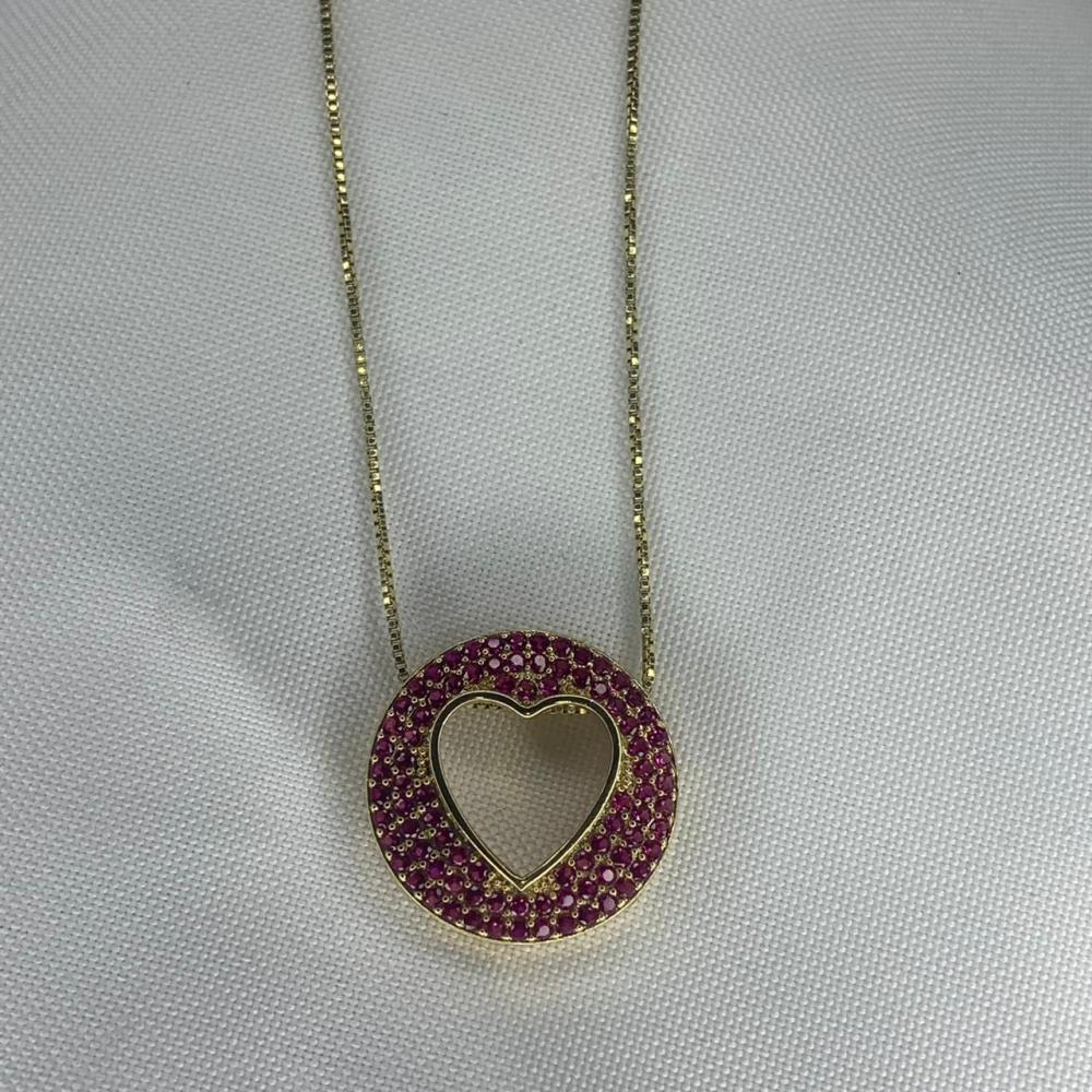 Colar Circulo Cravejado com Coração Vazado Rosa