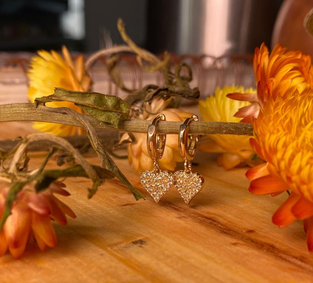 Brinco Argola Click Cravejada Pequena Pingente de Coração Cravejado