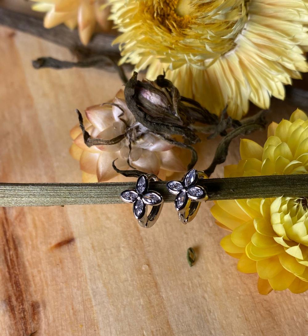 Brinco Flor 4 Pedras de Zircônia Banho Prata