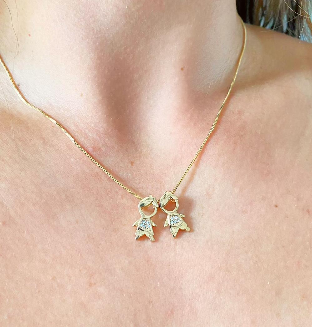 Colar veneziana com 2 pingentes menino cravejado roupa