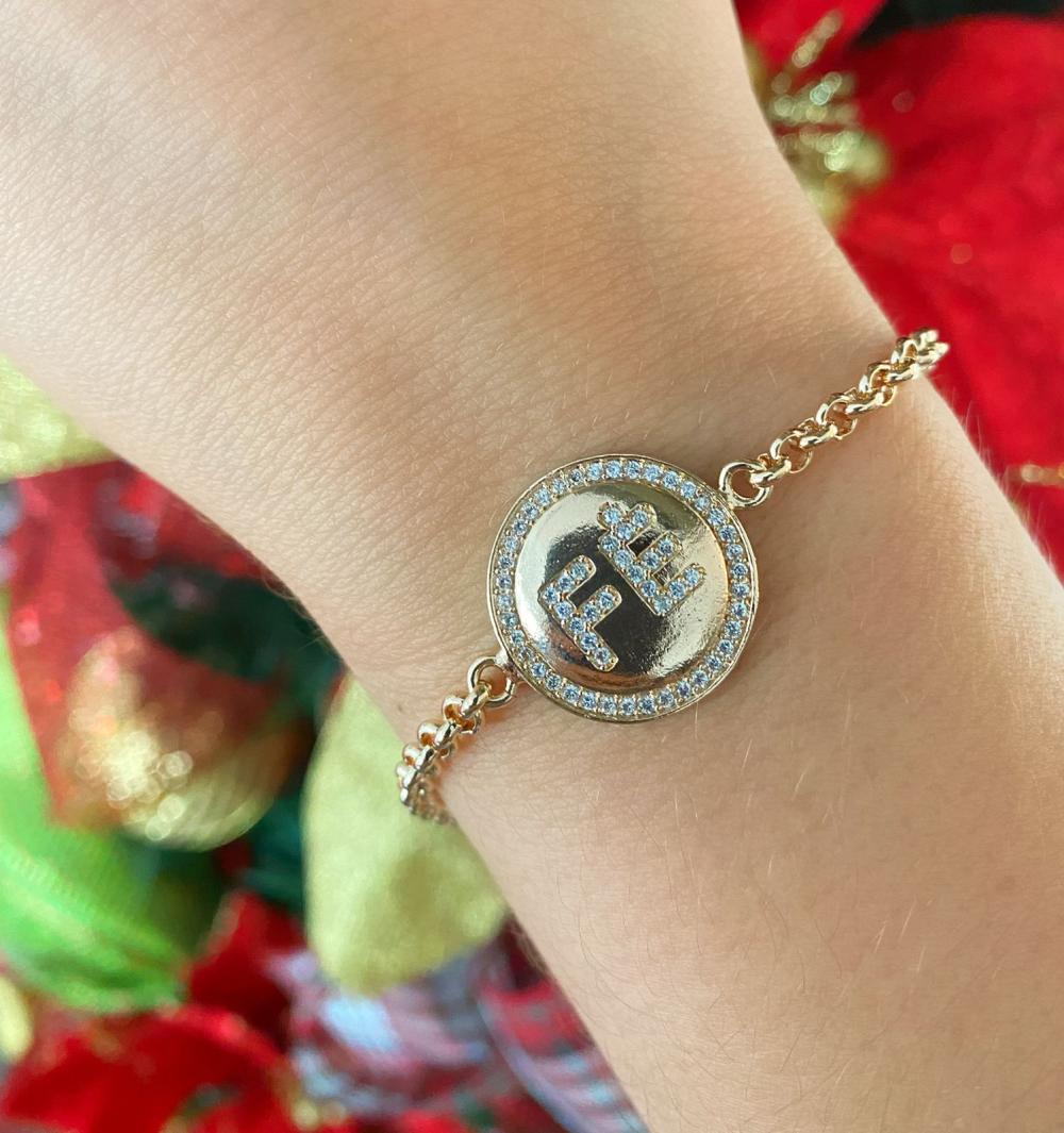 Pulseira elo portugues medio com medalha da fé cravejada