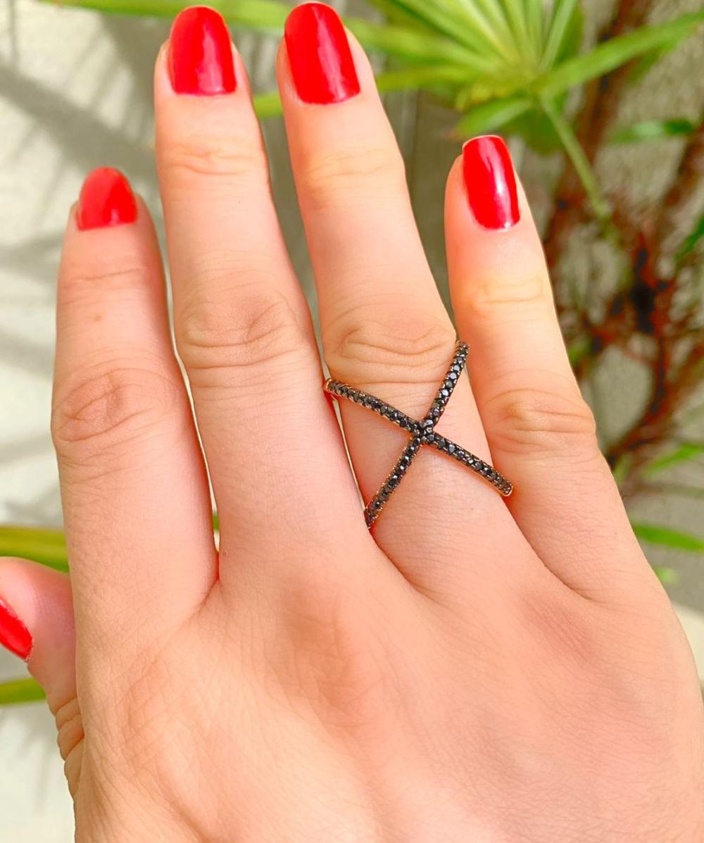 Anel cravejado em micro zirconias pretas formato X