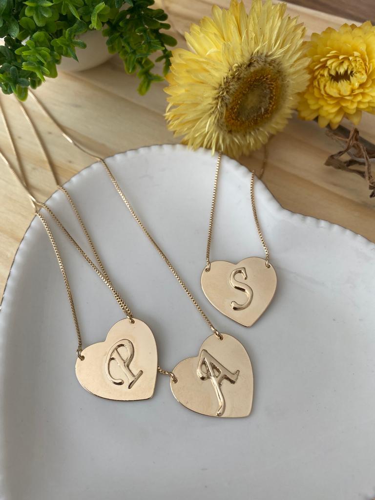 Colar letra C com coração Chapa
