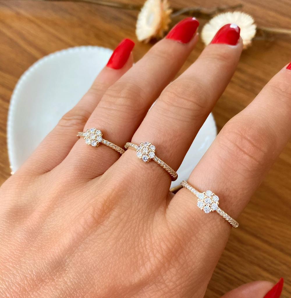 Aliança cravejada 1 fileira com florzinha chuveiro