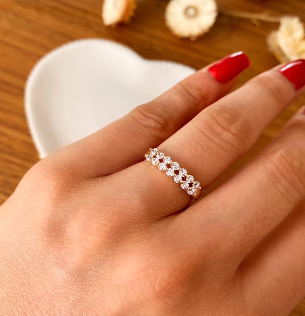 Meia aliança 7 zirconias grandes 2 fileiras