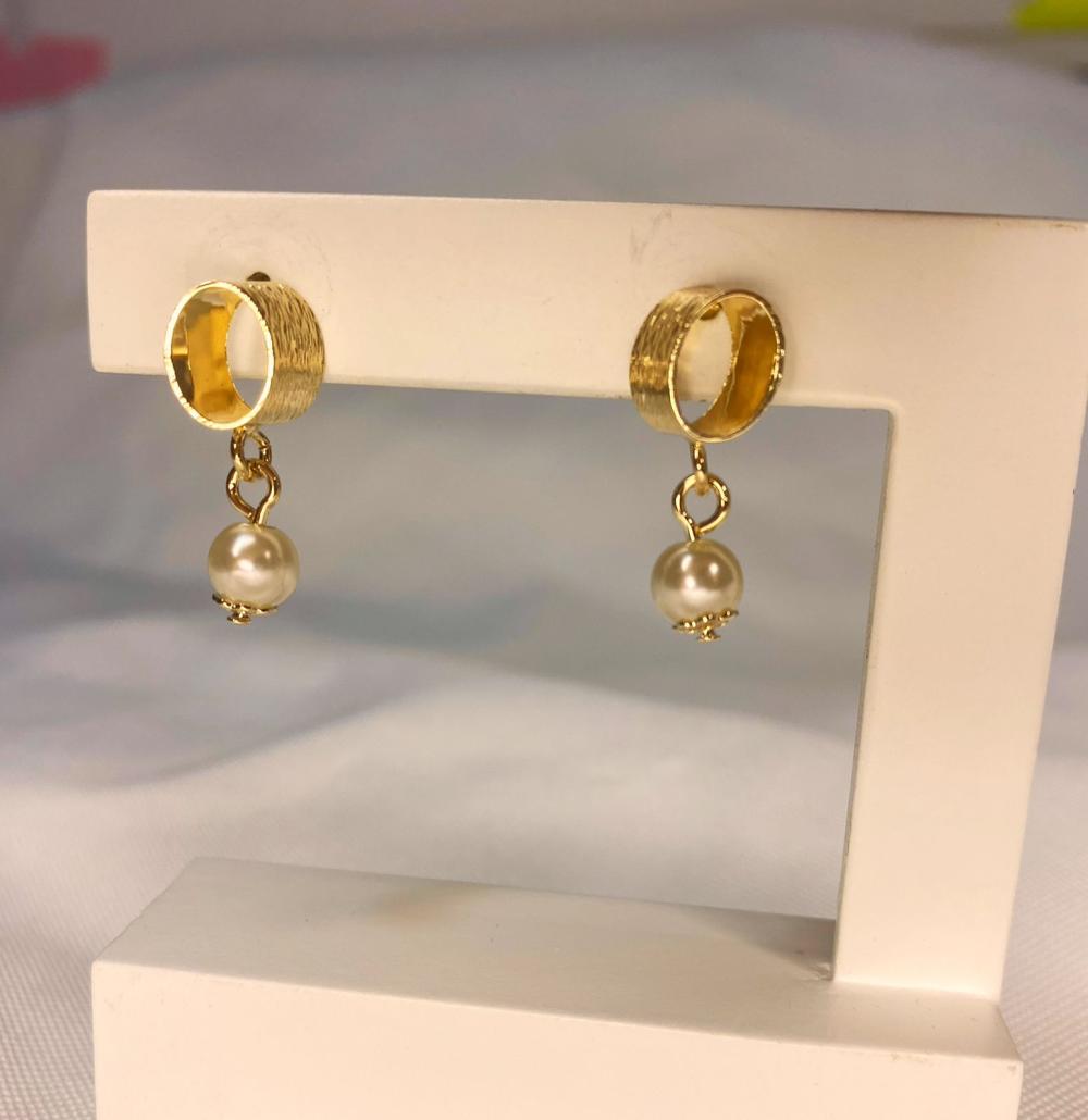 Brinco base canutilho com perola