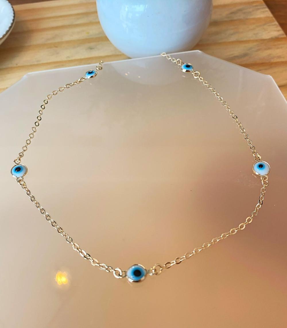 Colar espaçado curto olho branco