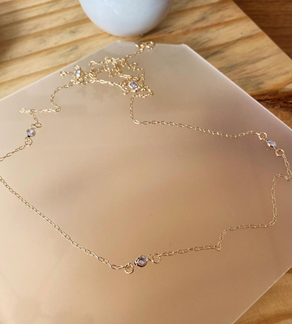 Colar longo pontos de luz intercalados com correntes