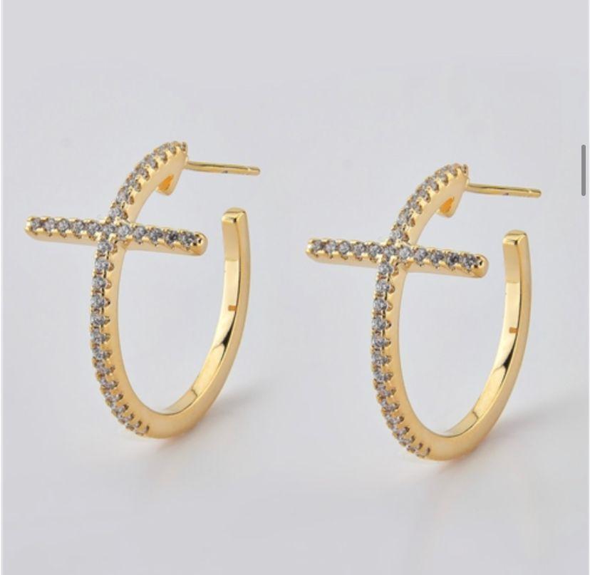 Argola cravejada cruz