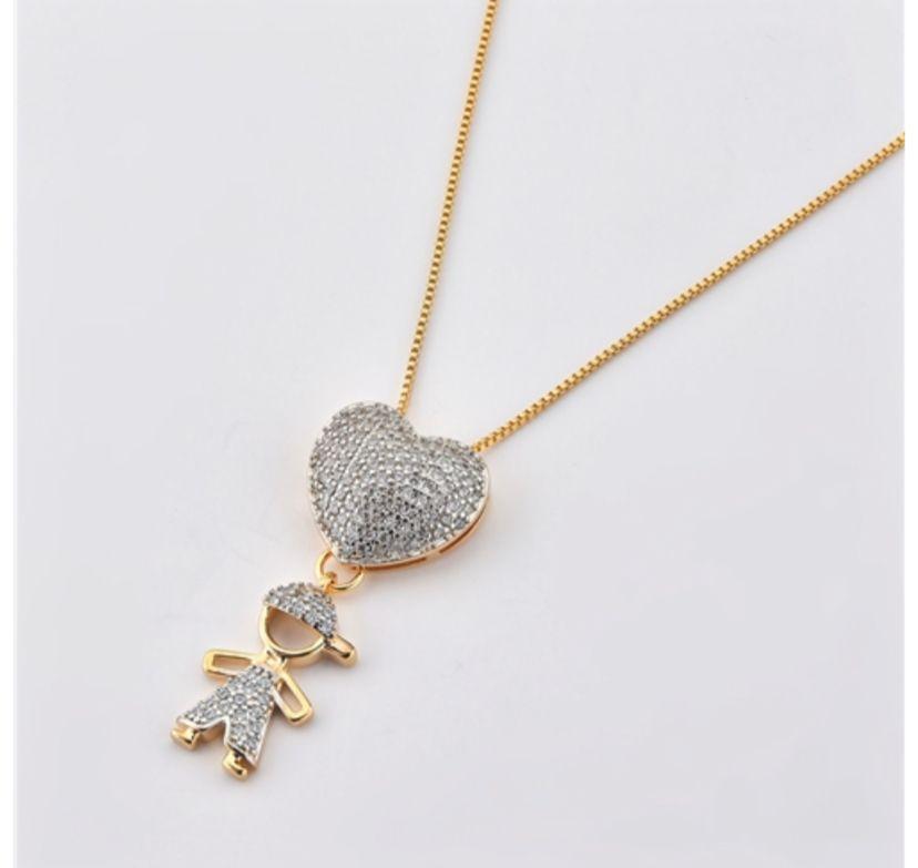 Colar coraçao cravejado com menina