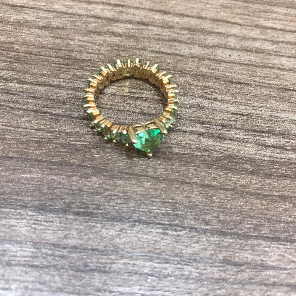 Aliança Cristal coraçcao detalhes pedrinha verde