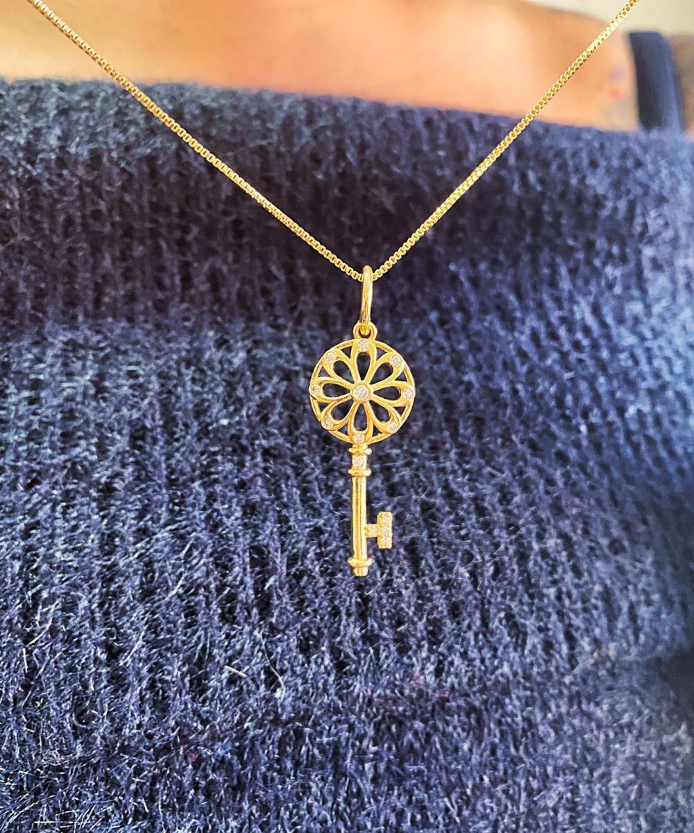 Colar Pingente Chave Cravejada