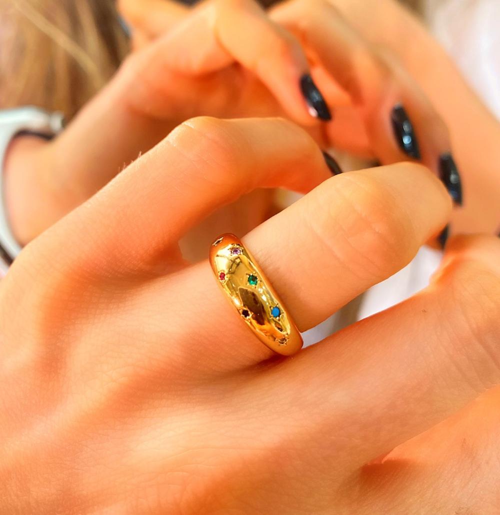 Anel liso com pontos de luz colorido