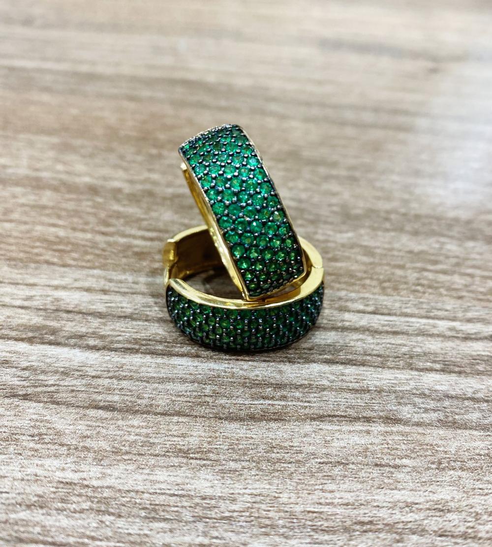 Argola click cravejada verde 5 linhas