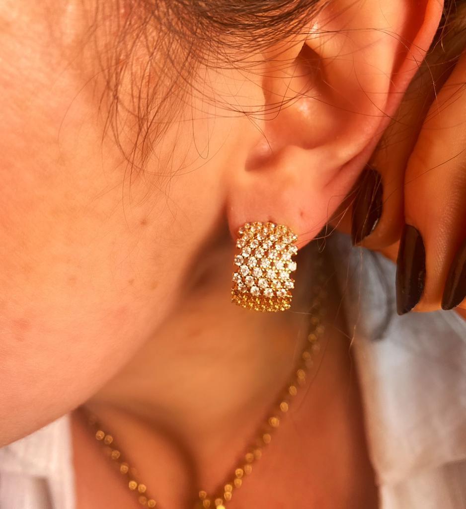 Brinco argola aberta cravejada