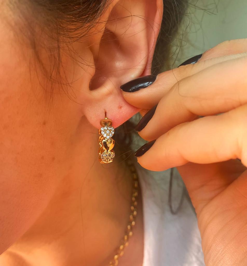 Brinco coraçao 4 liso 4 cravejado