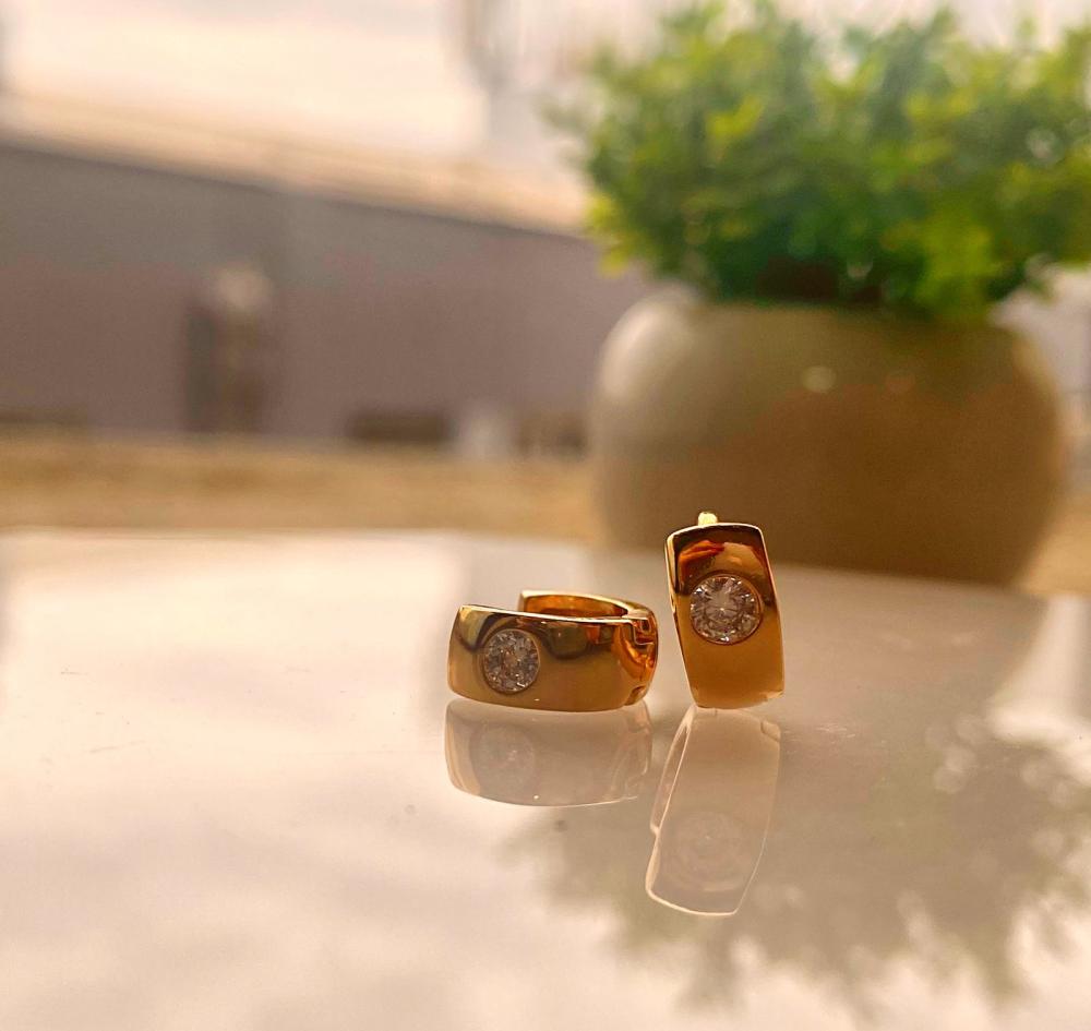 Argola click com 1 ponto de zirconia