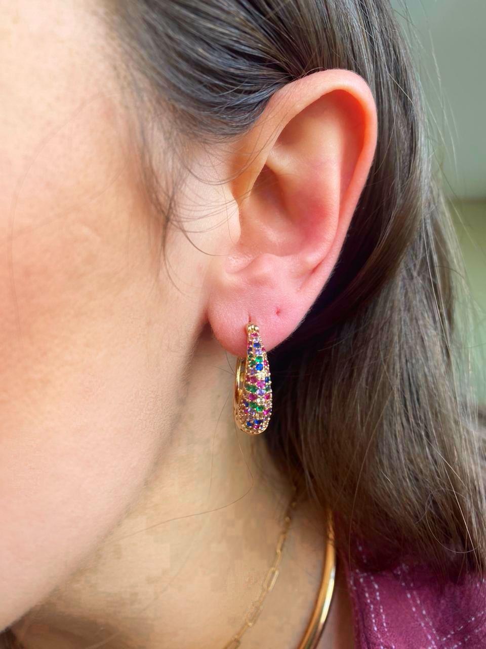 Brinco argola click cravejada coloridos