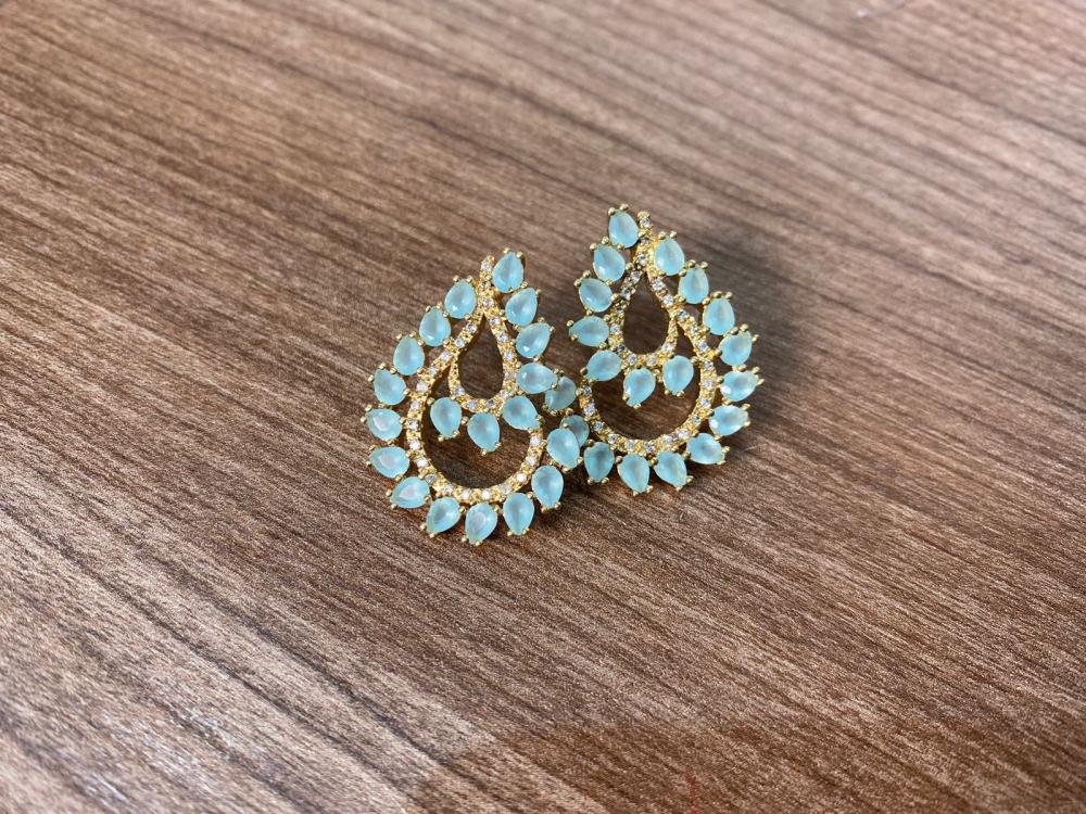 Brinco cristal oval meio cravejado