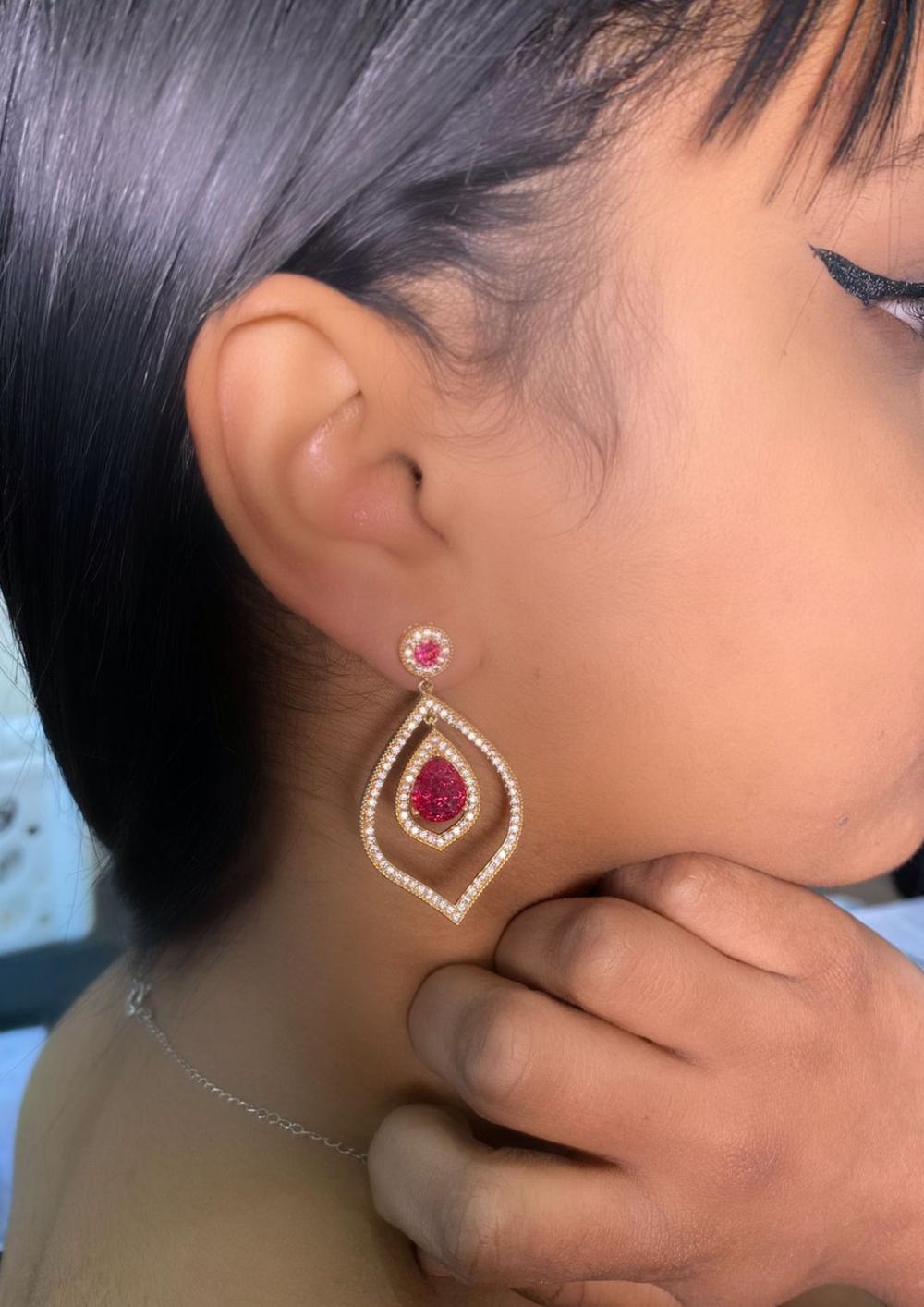 Brinco gota cravejado pedra cristal rosa