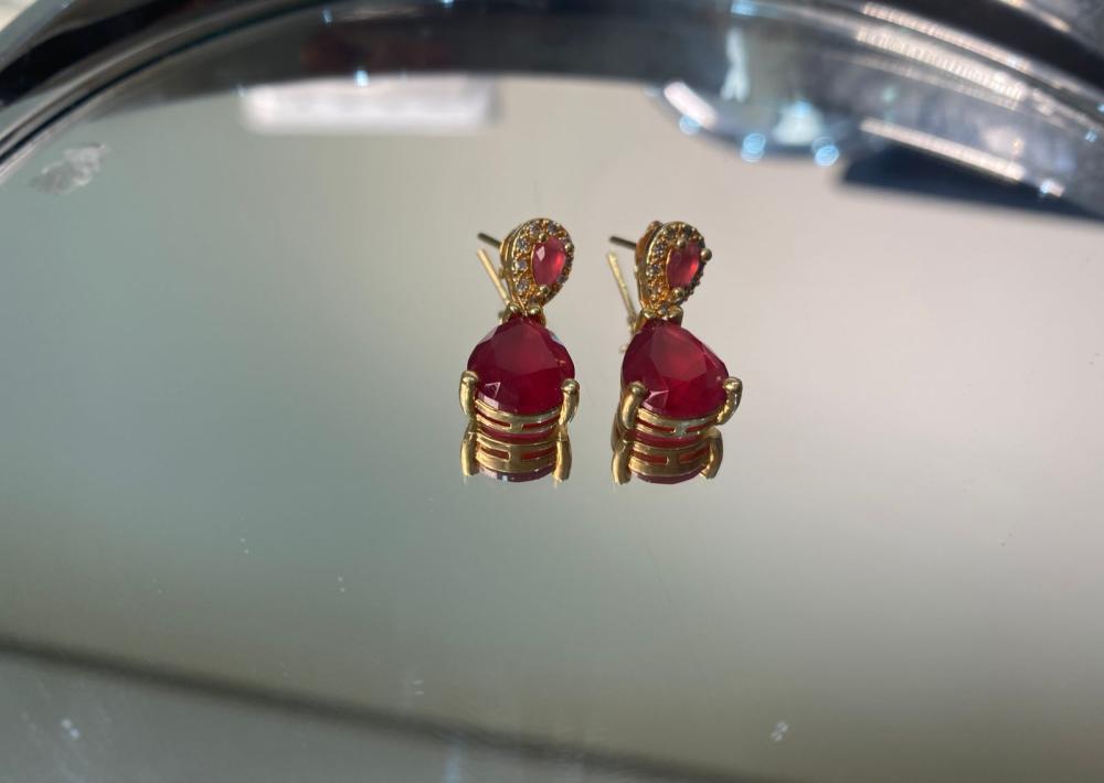 Brinco pedra cristal com garras