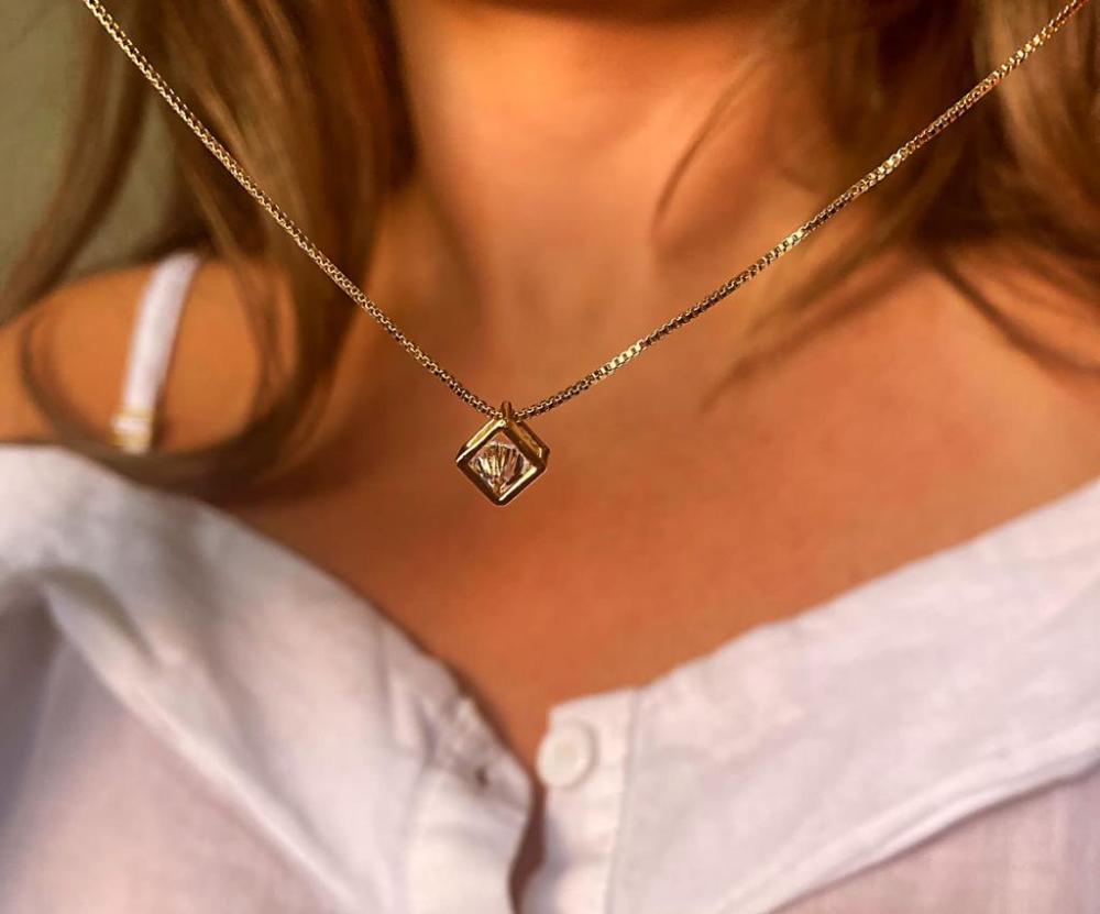Colar ponto de luz cubo cristal