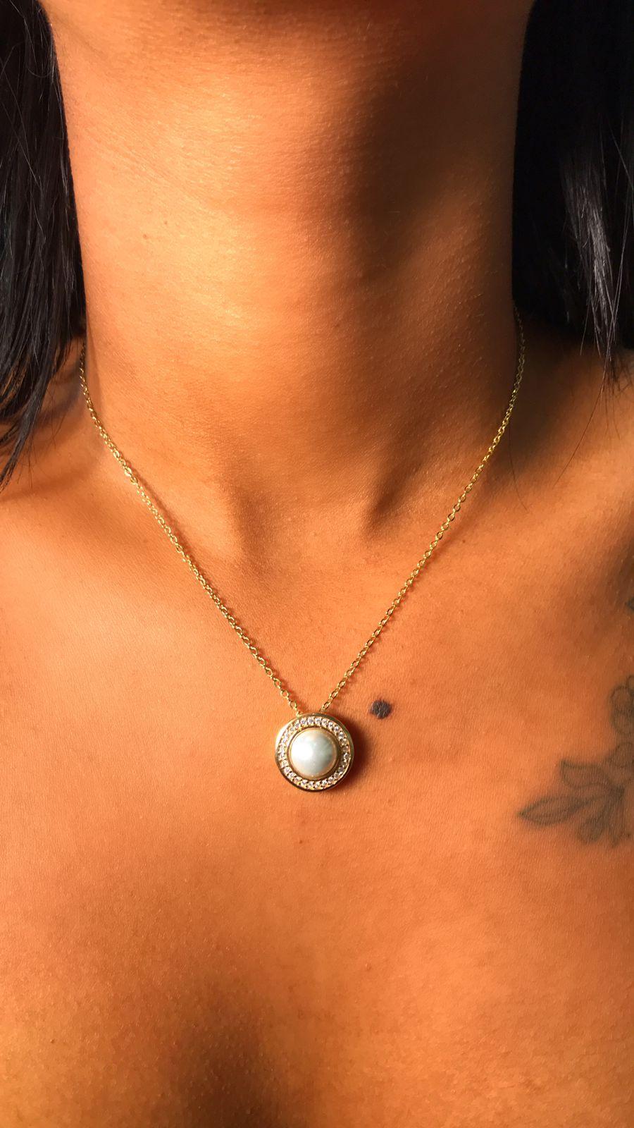 colar com pedra branca e pontos e luz