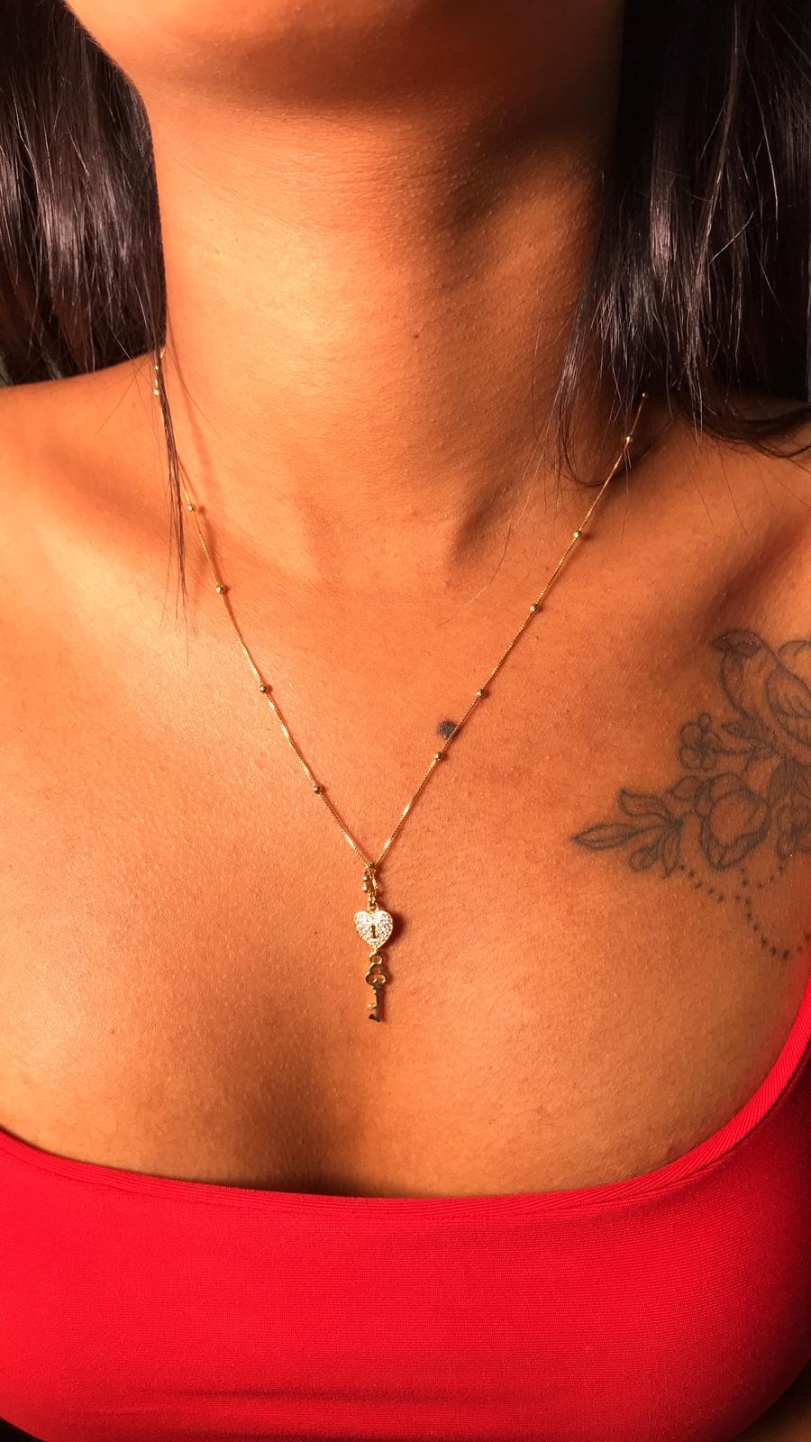colar bolinhas e pingente chave e coração