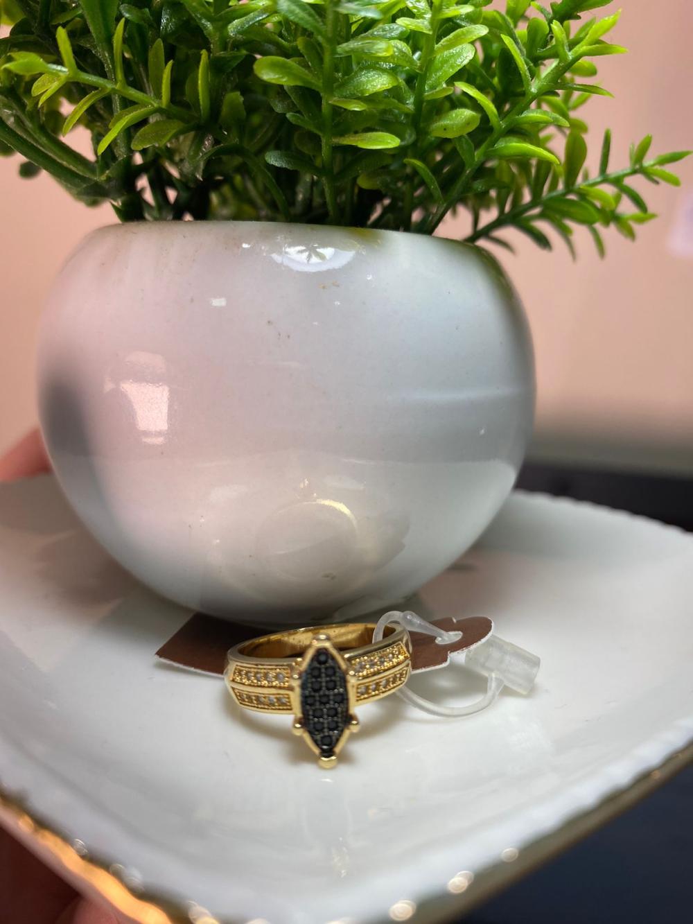 Anel cravejado 6 garras preto