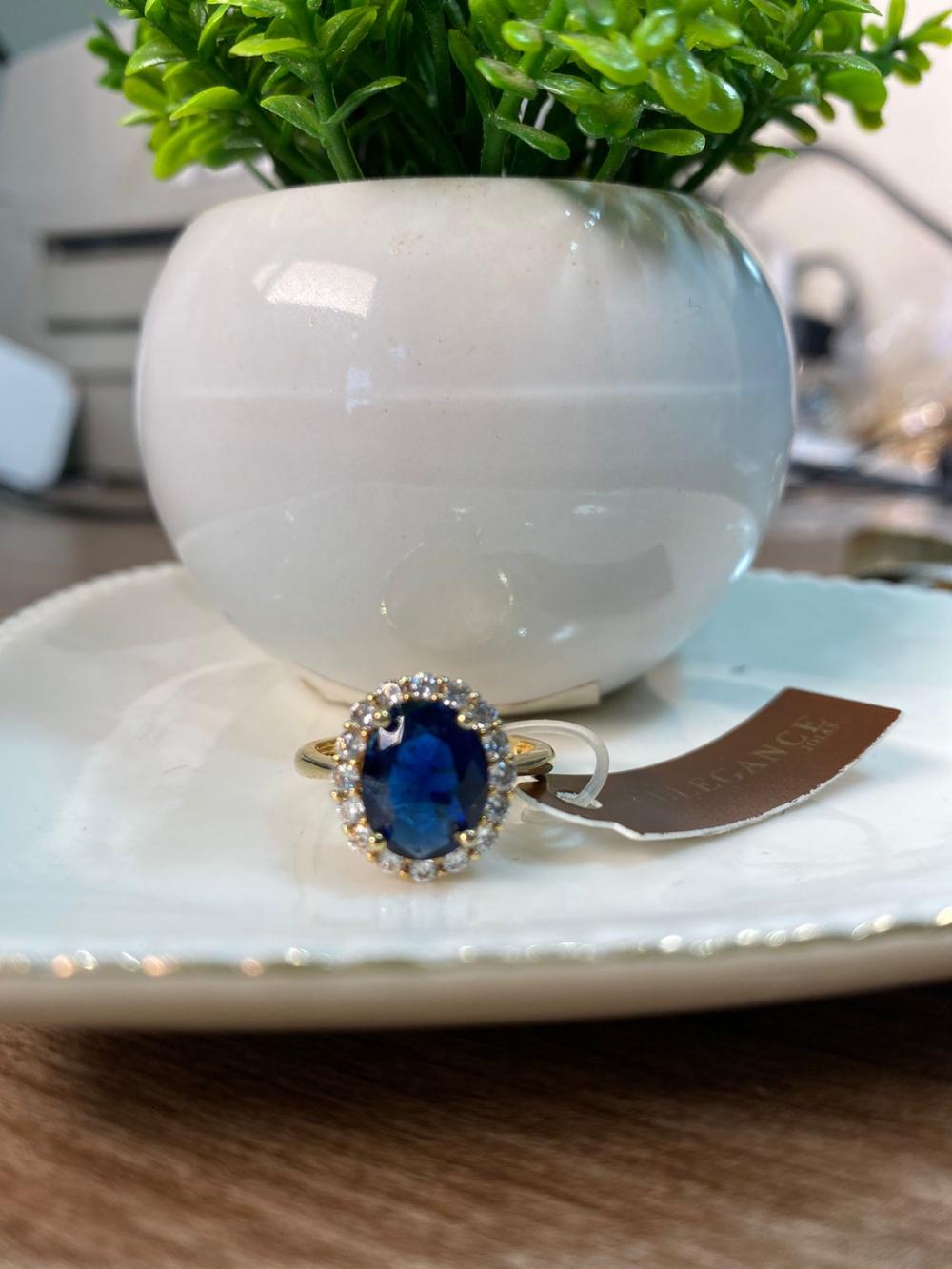 Anel cristal azul cravejado na volta