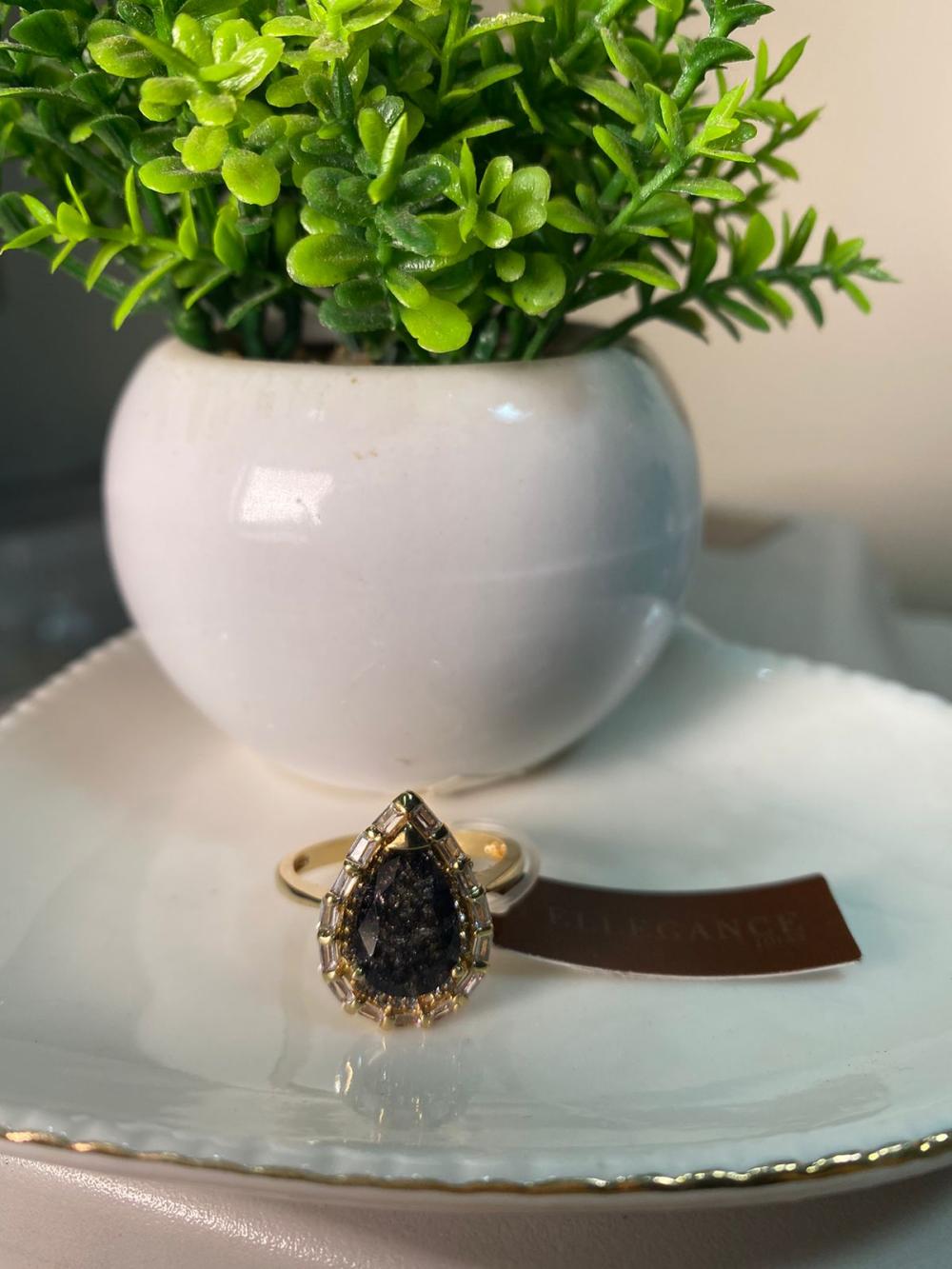 Anel cristal preto oval com detalhes
