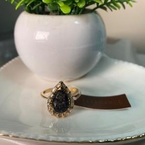 Anel cristal preto oval com detalhes