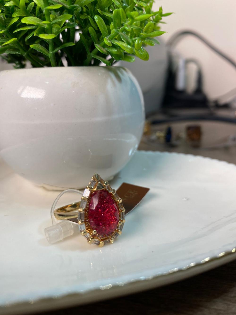 Anel cristal rosa oval com detalhes