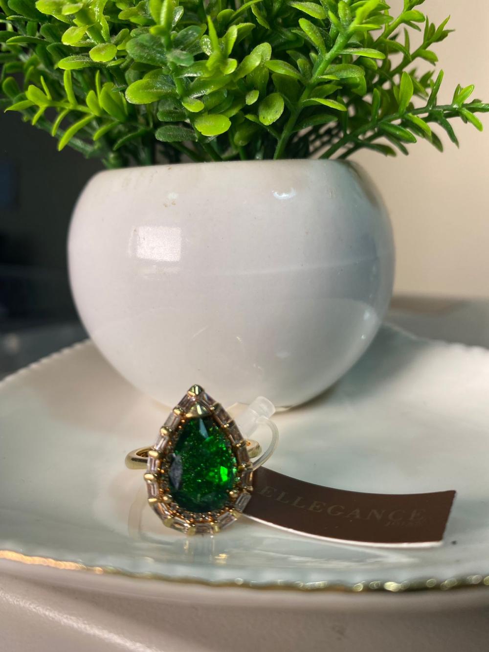 Anel cristal verde oval com detalhes