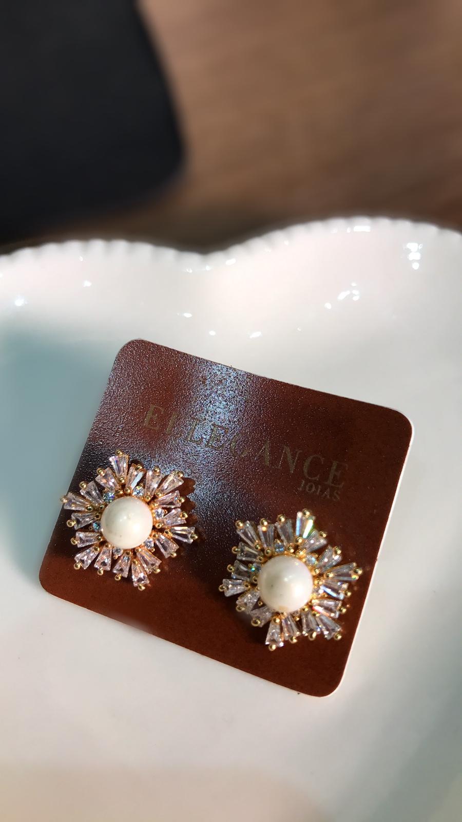 Brinco  com uma perola e um cristal